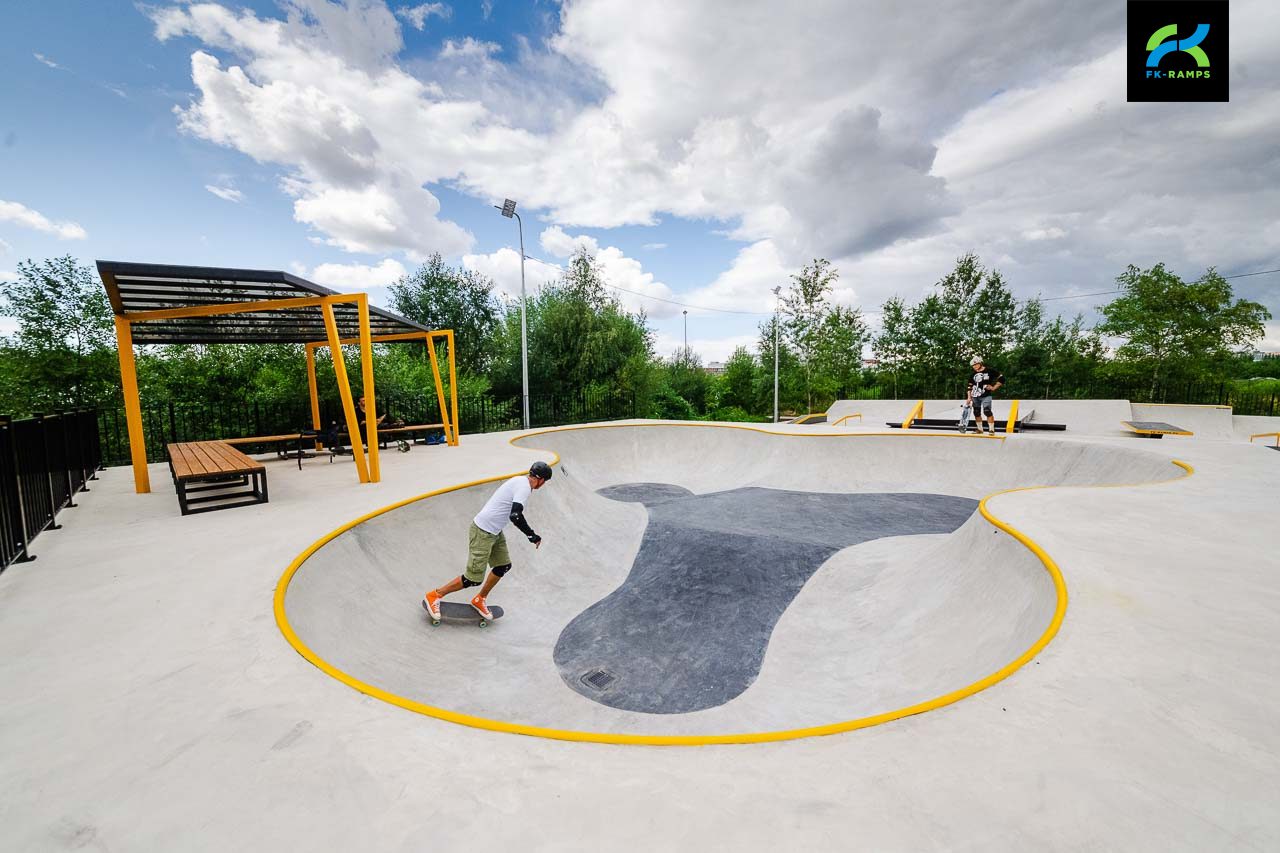 Бетонный скейт-парк в Буграх photo