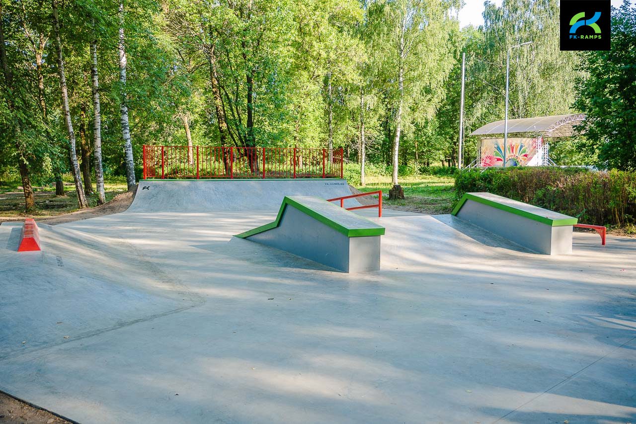 Бетонный скейт-парк в Нерехте photo