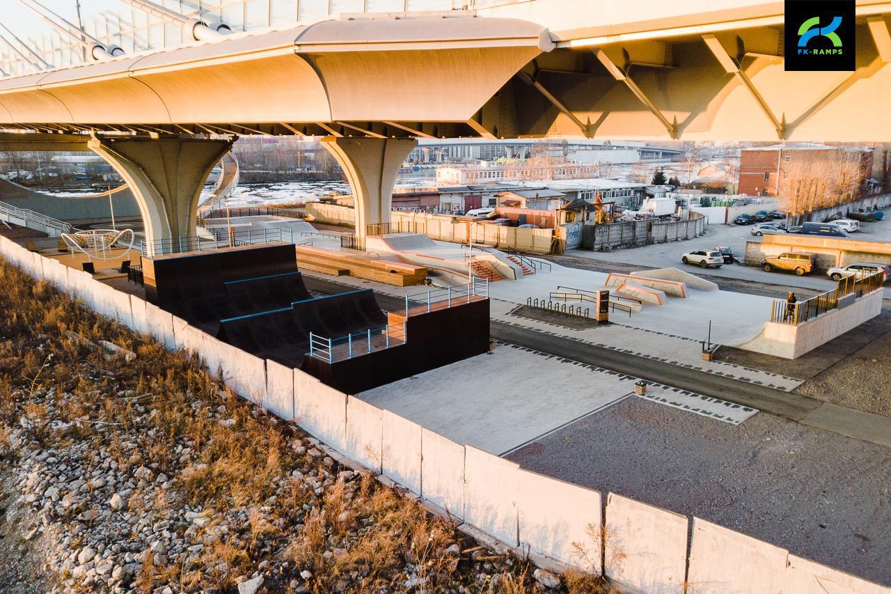 Скейт-парк под мостом Бетанкура photo