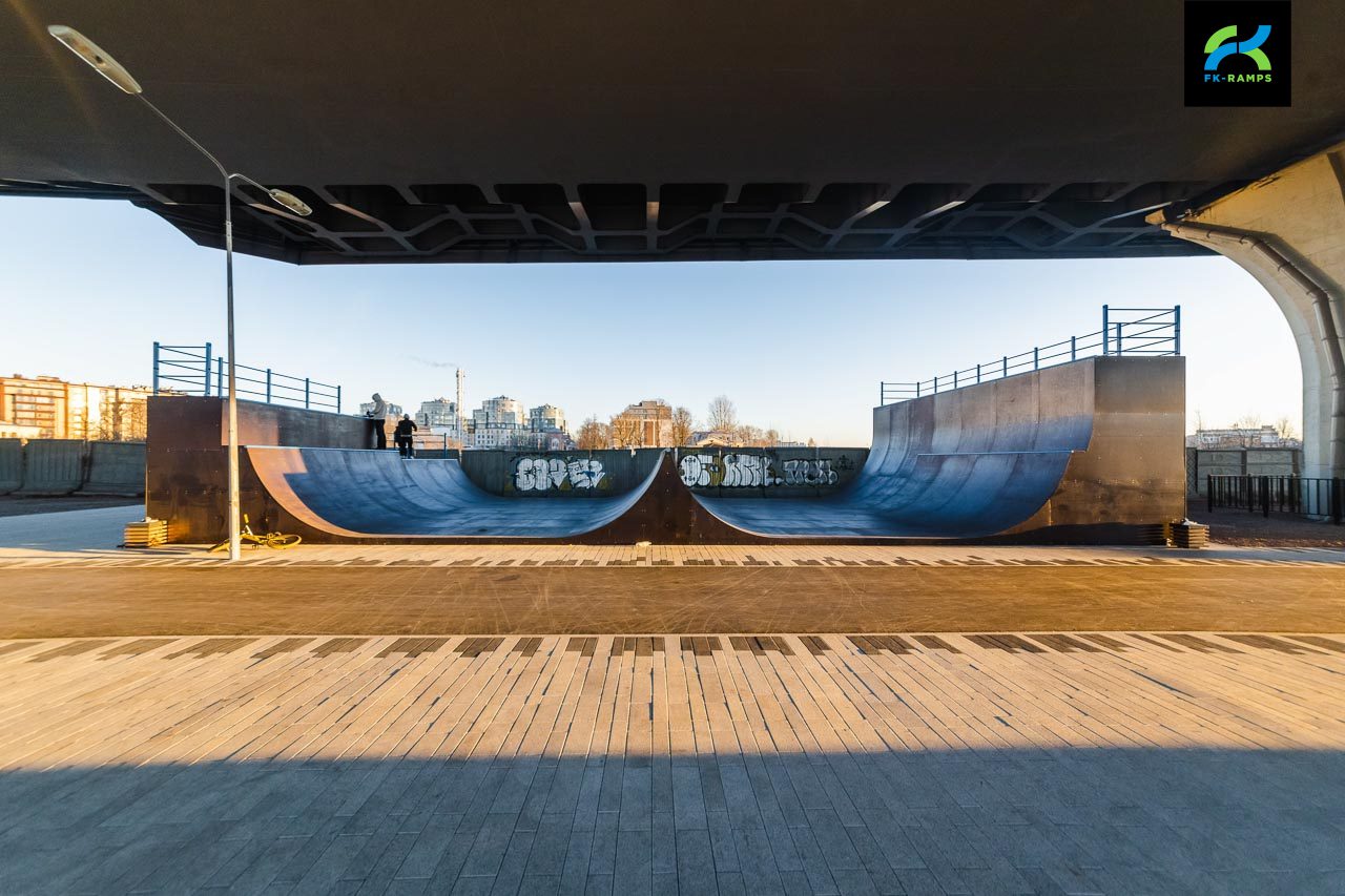 Скейт-парк под мостом Бетанкура photo