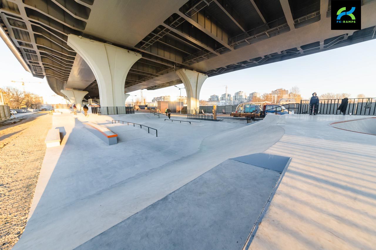 Скейт-парк под мостом Бетанкура photo