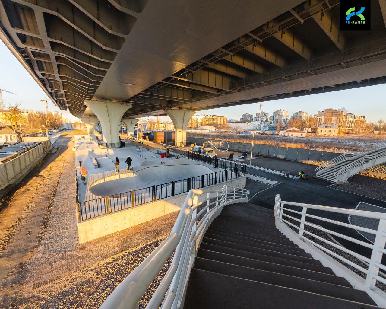 Скейт-парк под мостом Бетанкура photo
