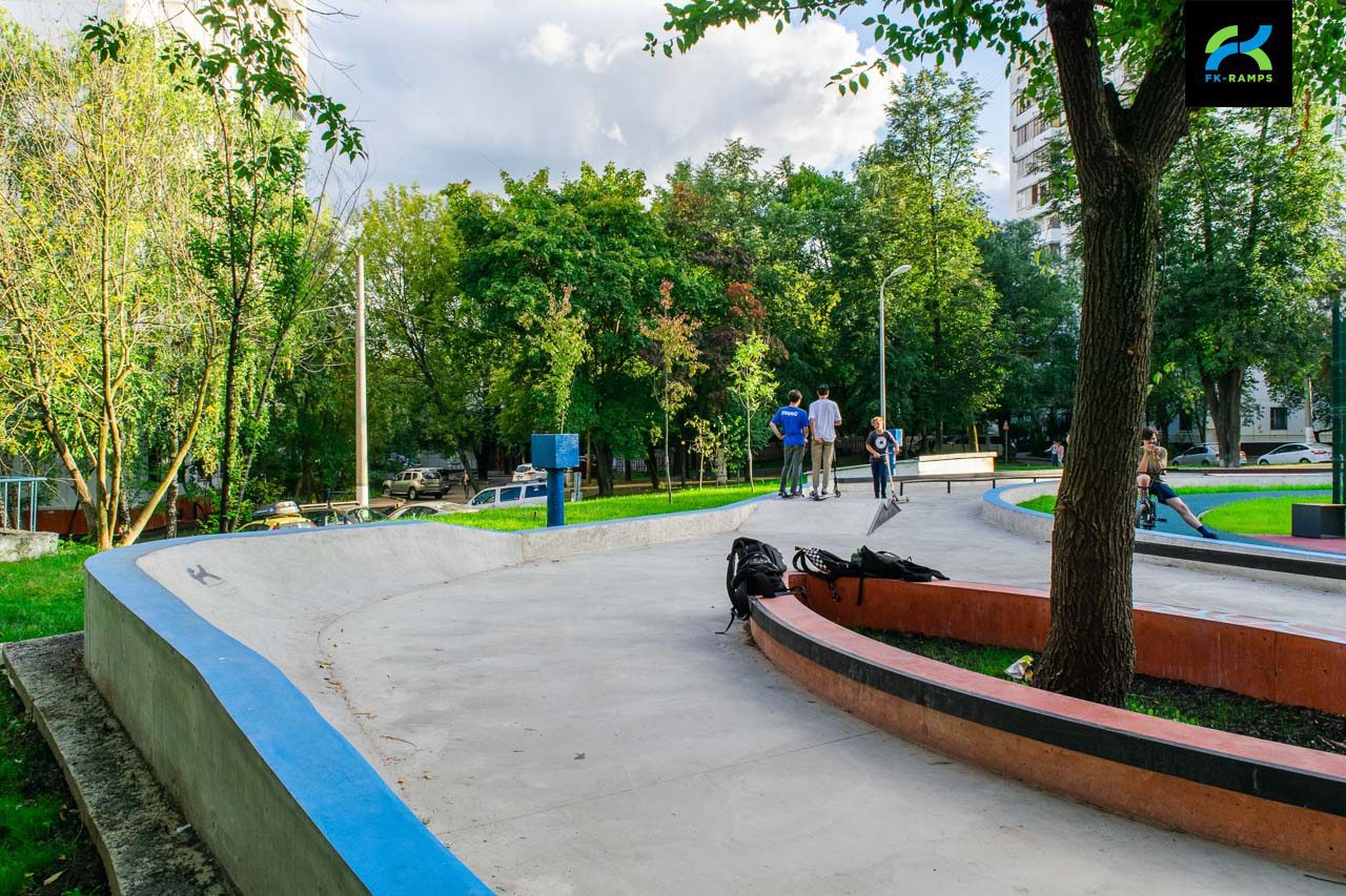 Бетонный скейт-парк в Котловке photo