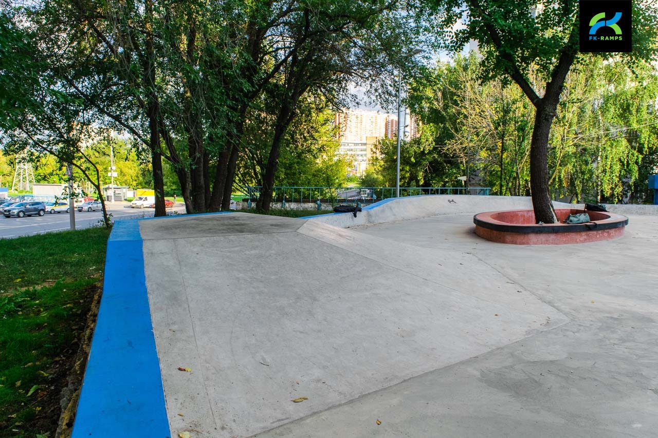 Бетонный скейт-парк в Котловке photo