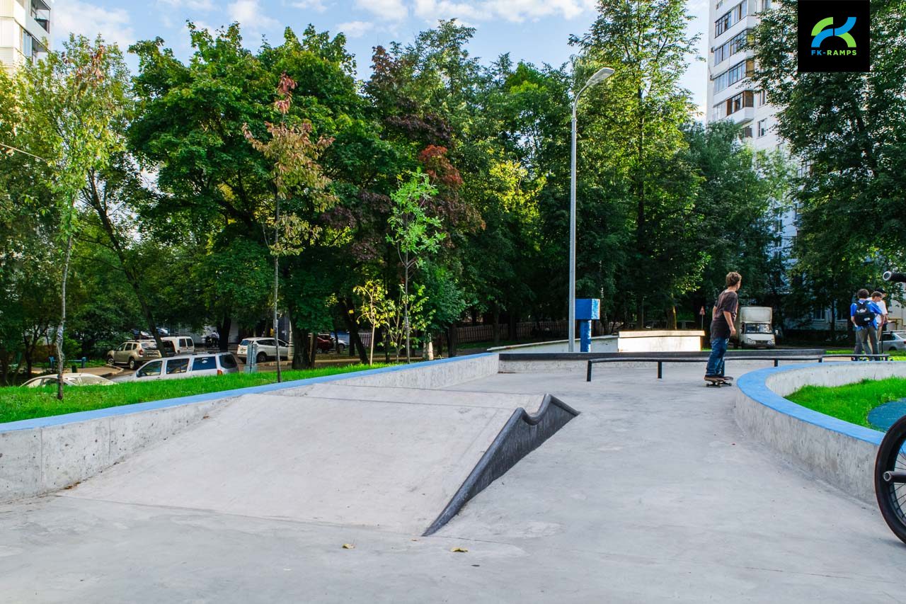 Бетонный скейт-парк в Котловке photo