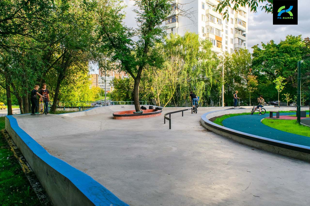 Бетонный скейт-парк в Котловке photo