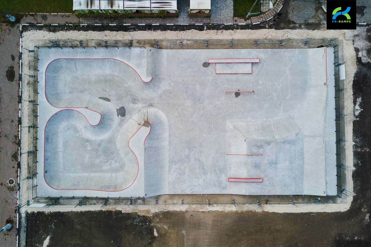 Бетонный скейт-парк в Реутове photo