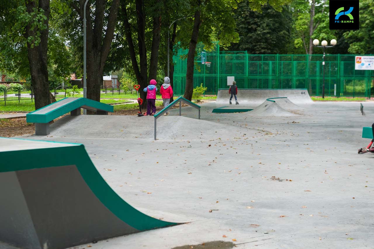 Бетонный скейт-парк в Звенигороде photo