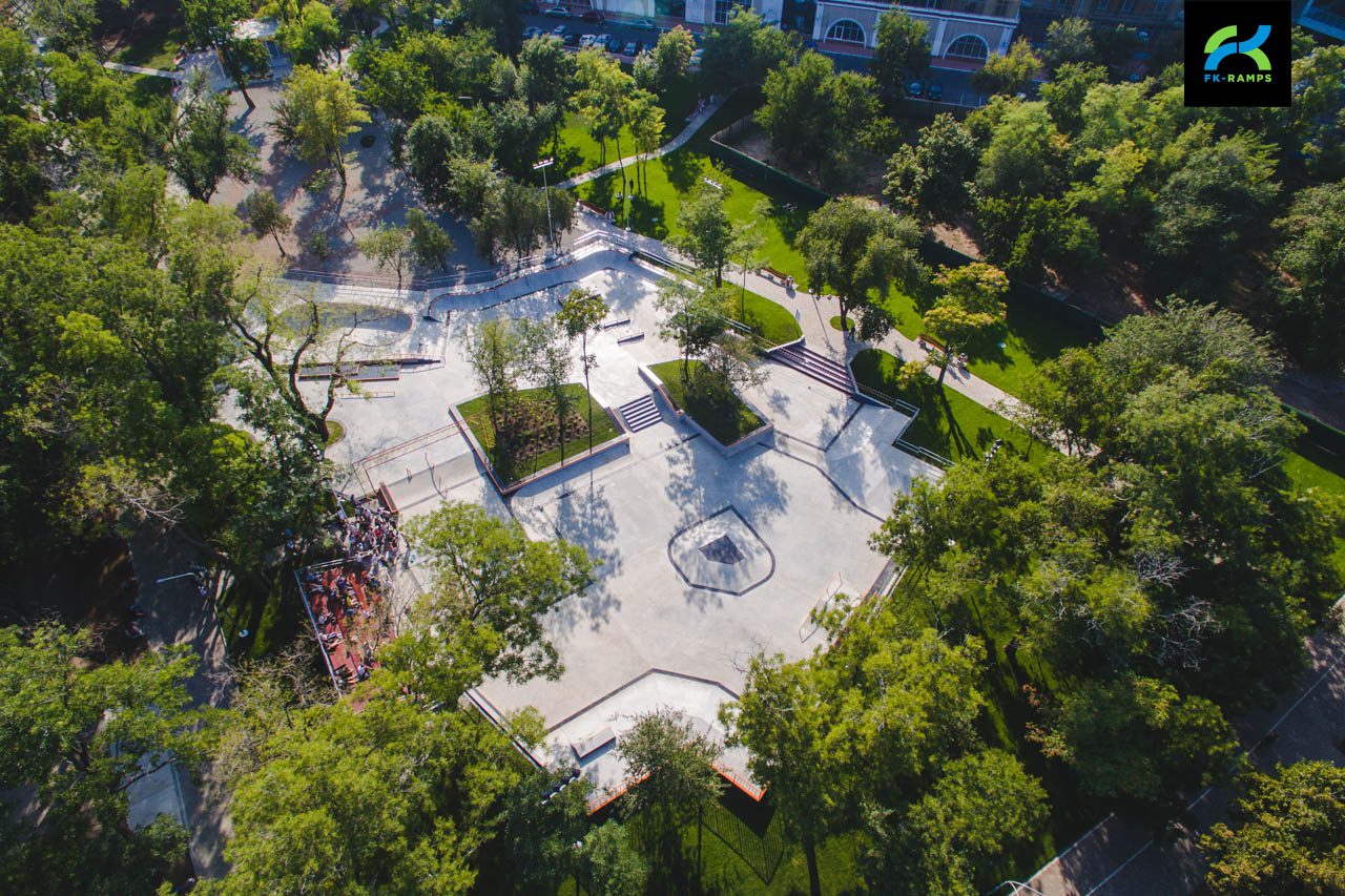Бетонный скейт-парк в Одессе, Украина photo