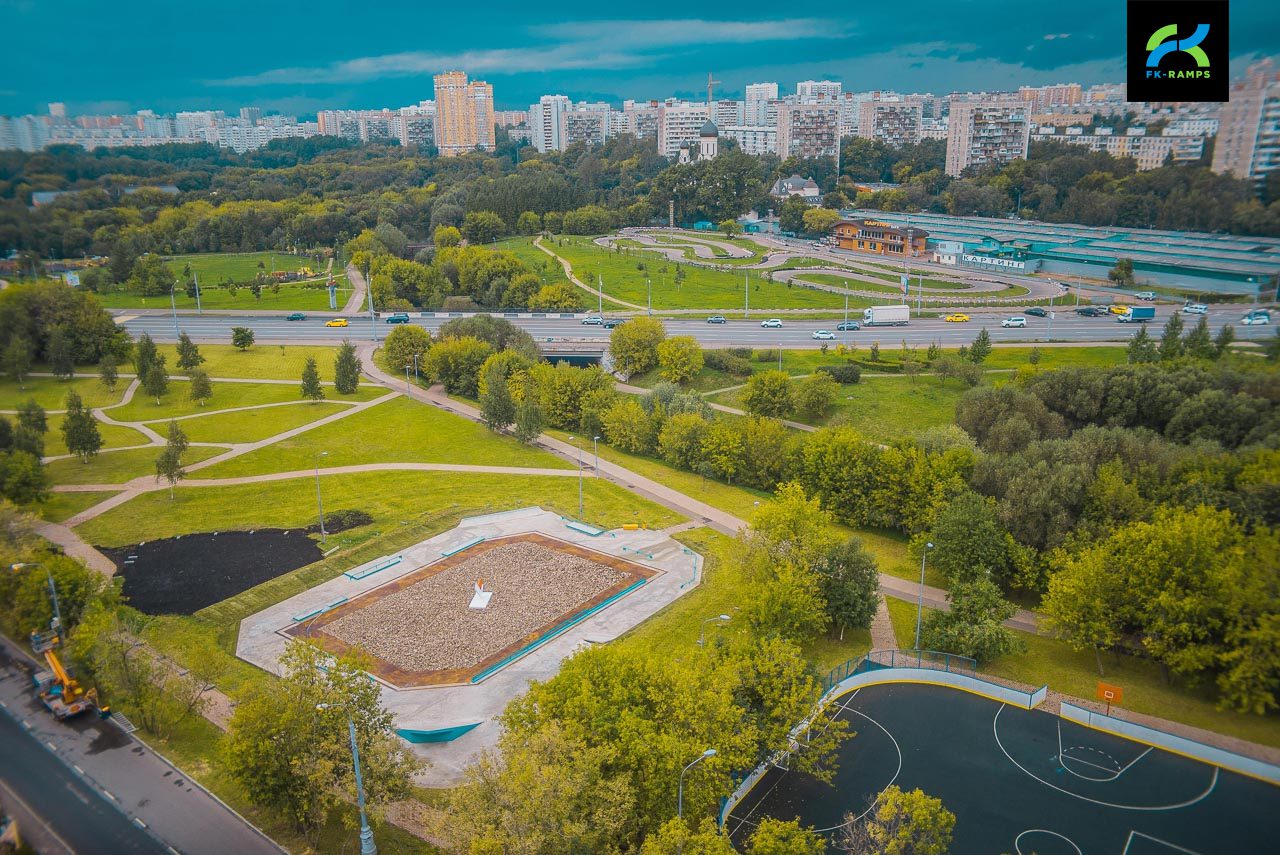 Бетонный скейт-парк в сквере по Олонецкому проезду, г. Москва photo