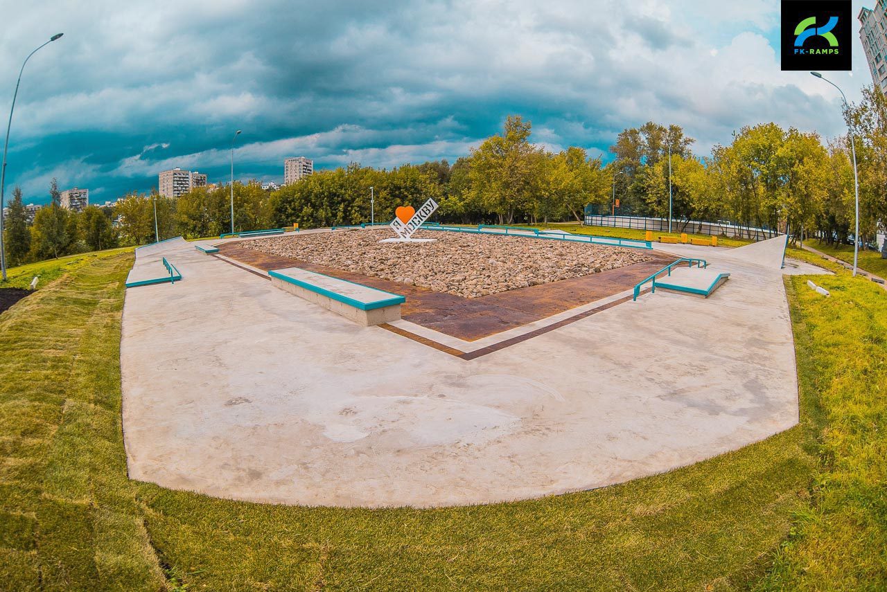 Бетонный скейт-парк в сквере по Олонецкому проезду, г. Москва photo