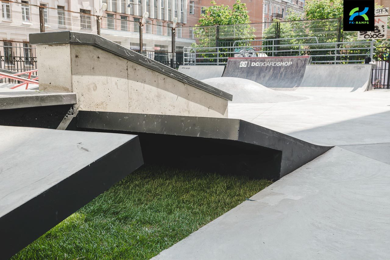 Бетонный скейт-парк DC Plaza на ул. Введенская, д.9 photo