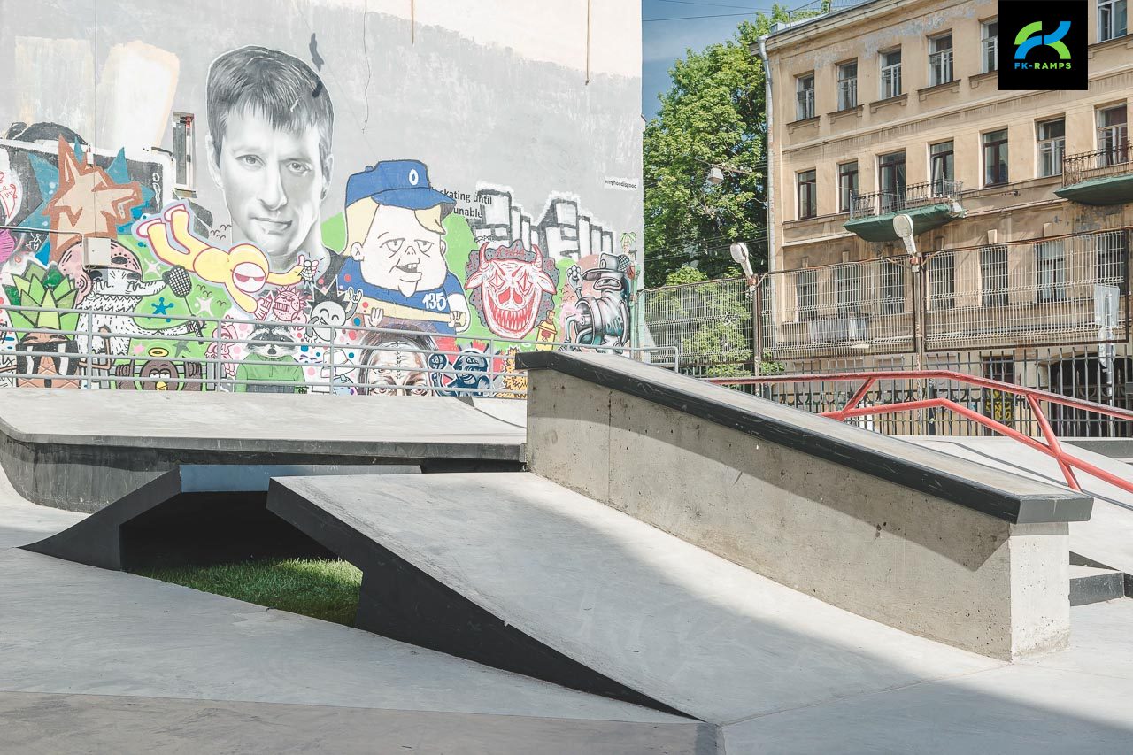 Бетонный скейт-парк DC Plaza на ул. Введенская, д.9 photo