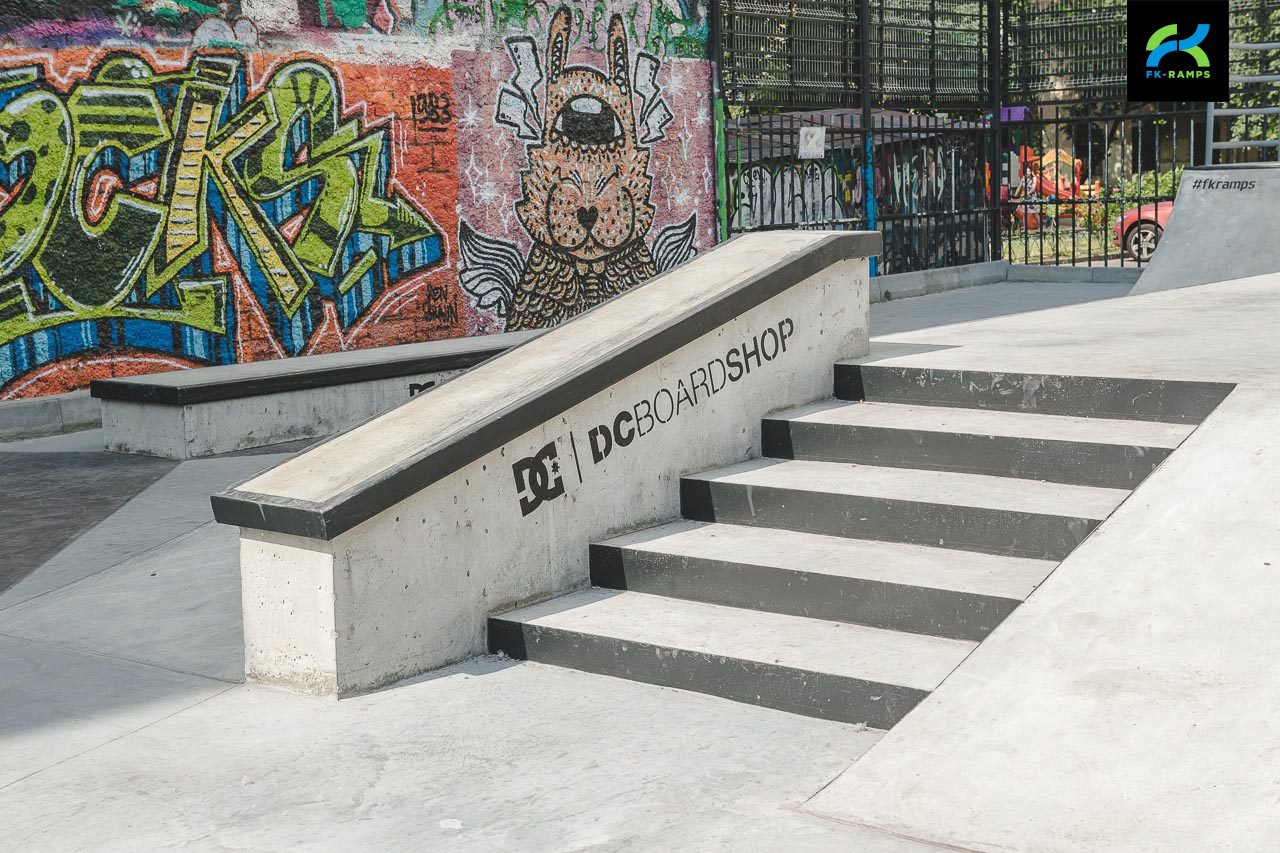 Бетонный скейт-парк DC Plaza на ул. Введенская, д.9 photo