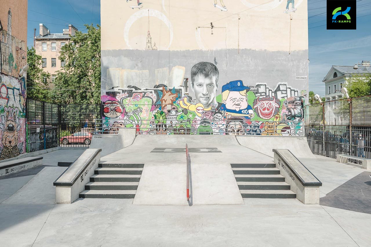 Бетонный скейт-парк DC Plaza на ул. Введенская, д.9 photo