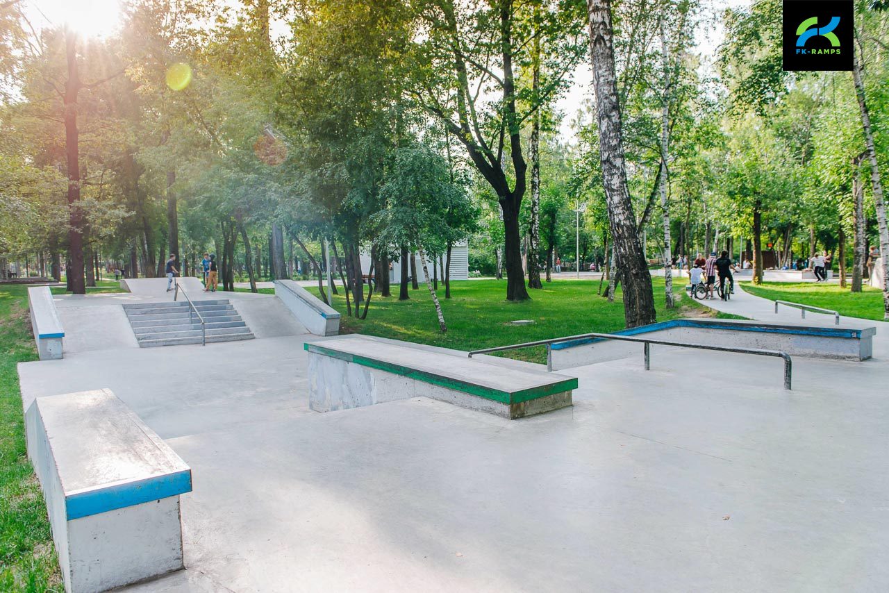 Бетонный скейт‑парк в Лианозовском парке photo