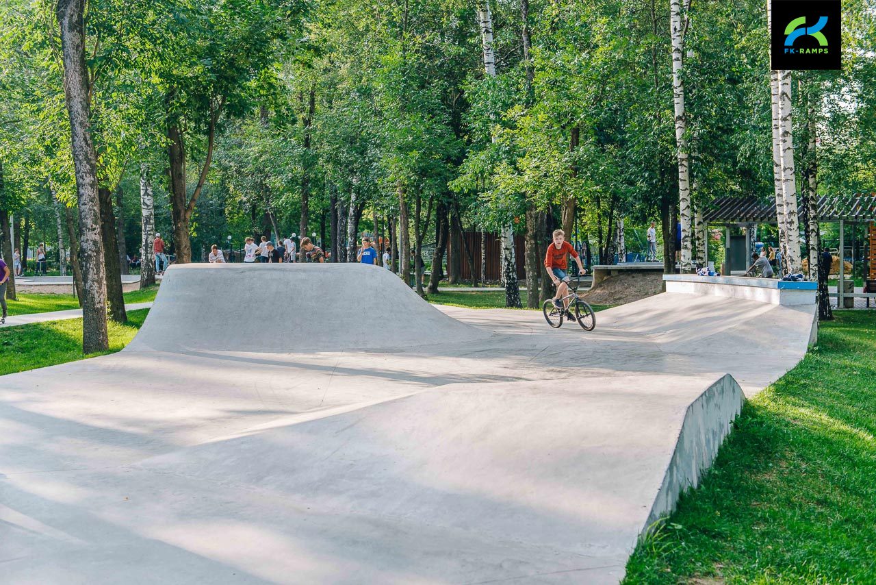 Бетонный скейт‑парк в Лианозовском парке photo