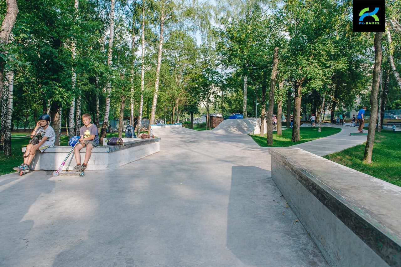Бетонный скейт‑парк в Лианозовском парке photo