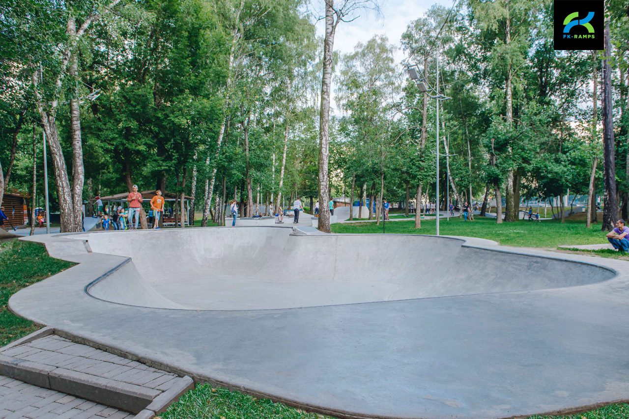 Бетонный скейт‑парк в Лианозовском парке photo