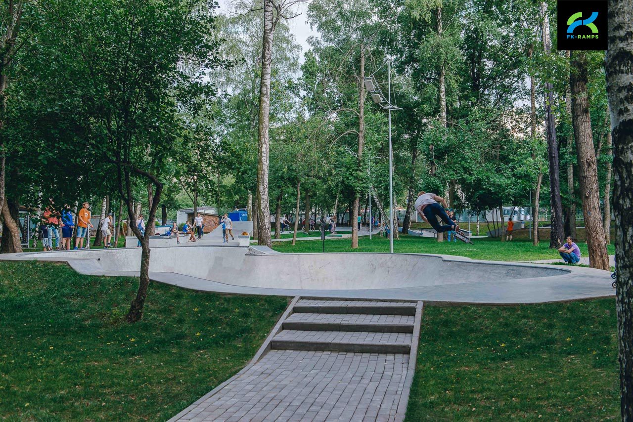 Бетонный скейт‑парк в Лианозовском парке photo