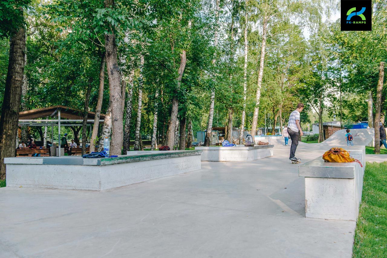 Бетонный скейт‑парк в Лианозовском парке photo