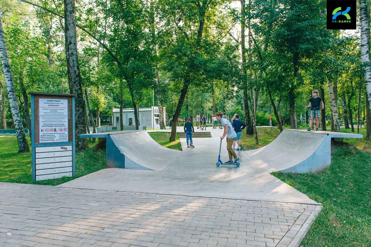 Бетонный скейт‑парк в Лианозовском парке photo