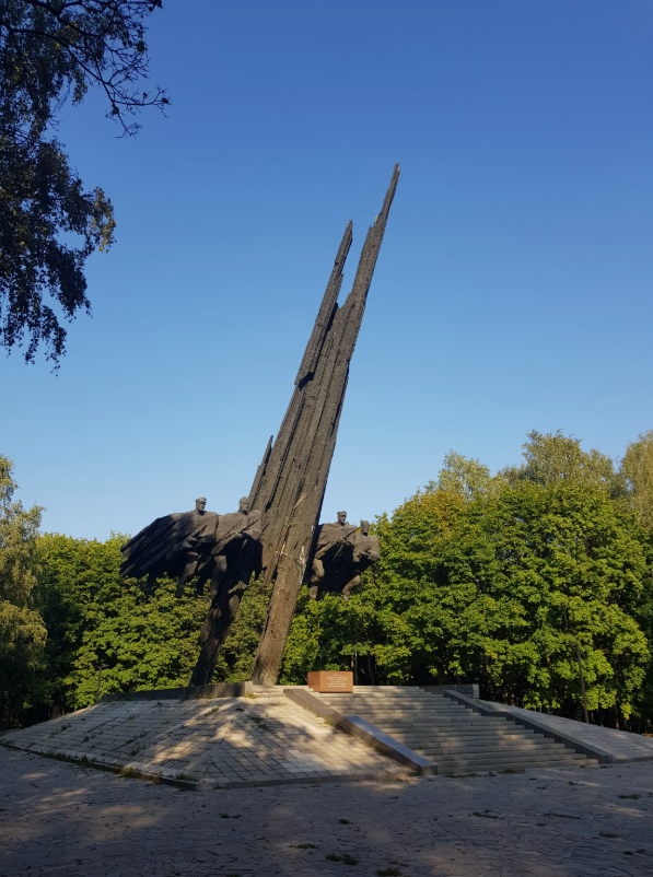 Памятник братства по оружию