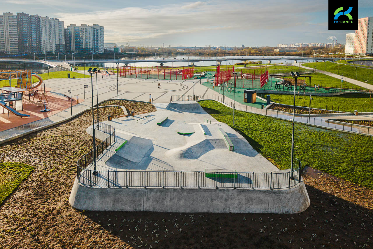 Бетонный скейт-парк на улице Лавриненко (МСК) photo