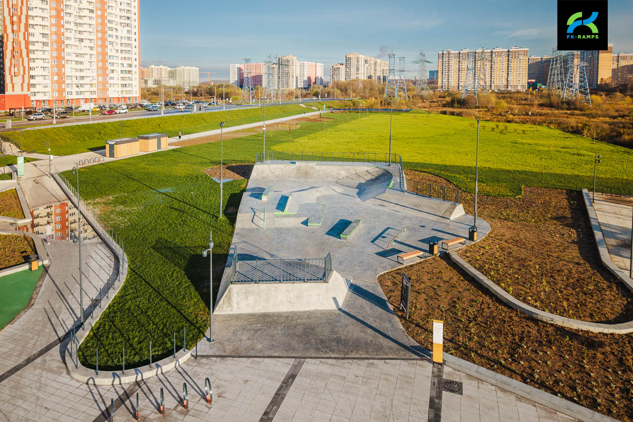 Бетонный скейт-парк на улице Лавриненко (МСК) photo