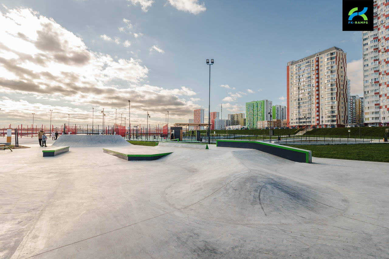 Бетонный скейт-парк на улице Лавриненко (МСК) photo