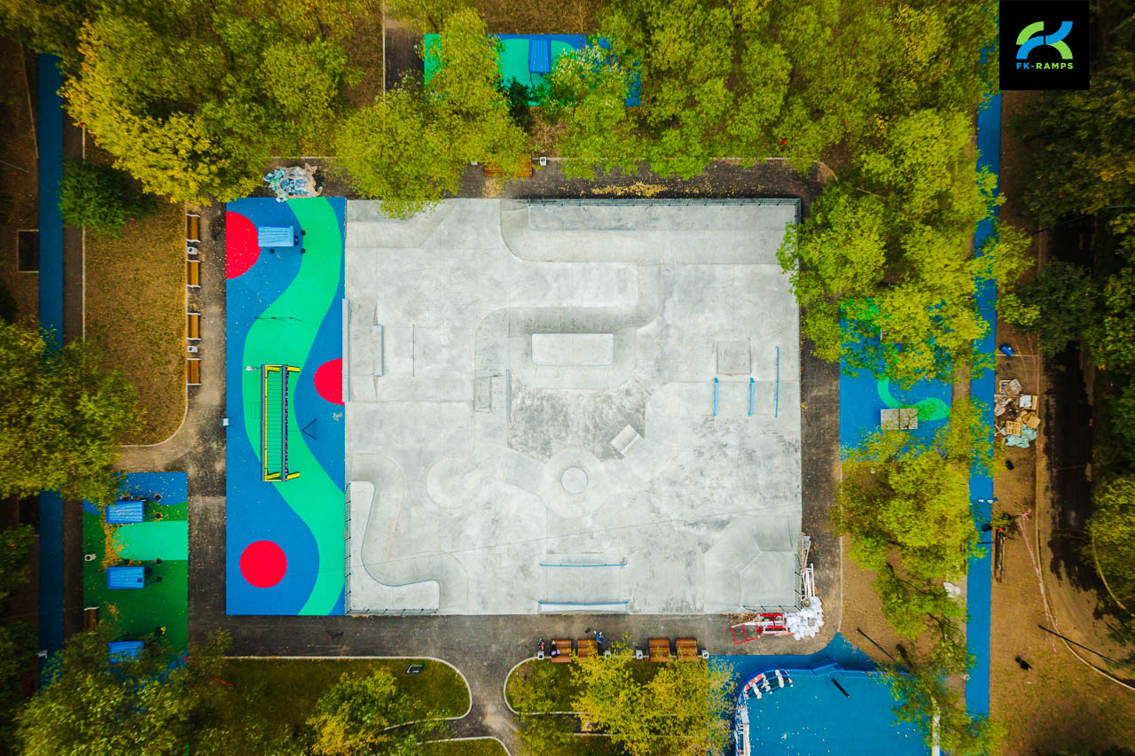 Бетонный скейт-парк на ул.Сталеваров (МСК) photo