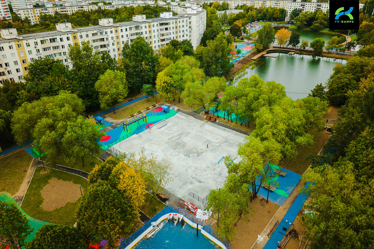 Бетонный скейт-парк на ул.Сталеваров (МСК) photo