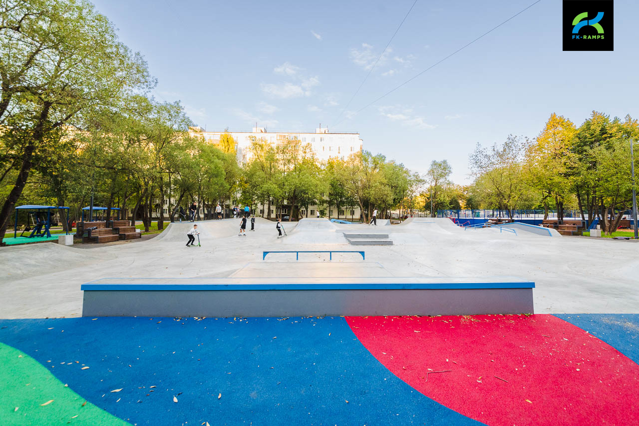 Бетонный скейт-парк на ул.Сталеваров (МСК) photo