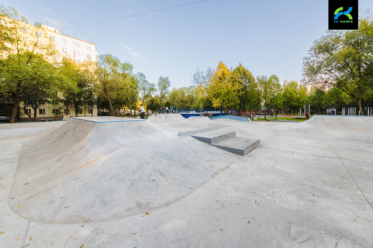 Бетонный скейт-парк на ул.Сталеваров (МСК) photo