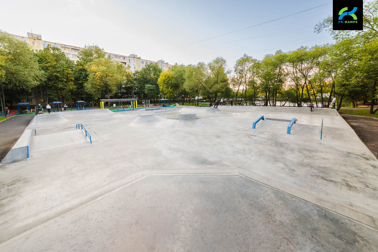 Бетонный скейт-парк на ул.Сталеваров (МСК) photo