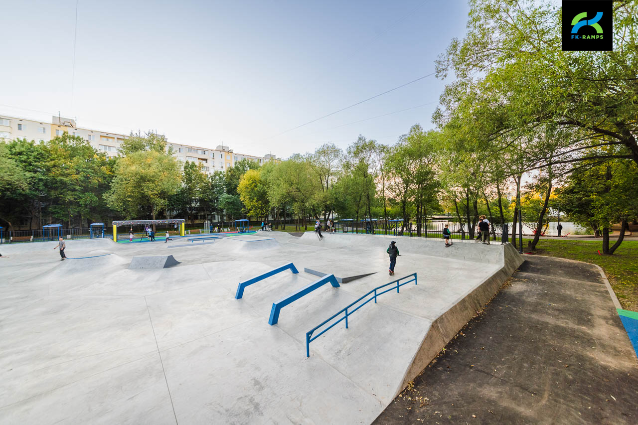 Бетонный скейт-парк на ул.Сталеваров (МСК) photo