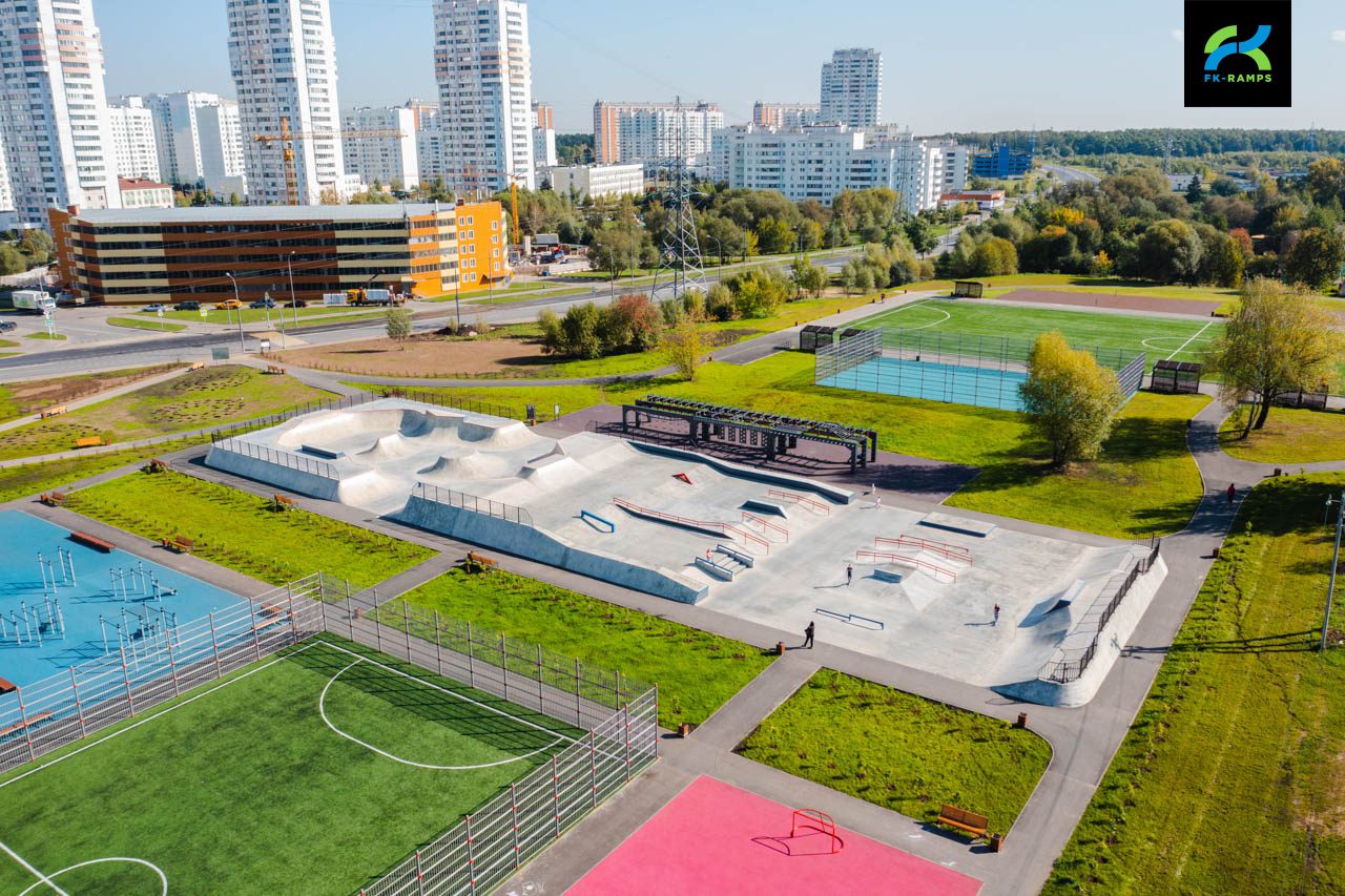Бетонный скейт-парк на ул. Брусилова, Москва photo