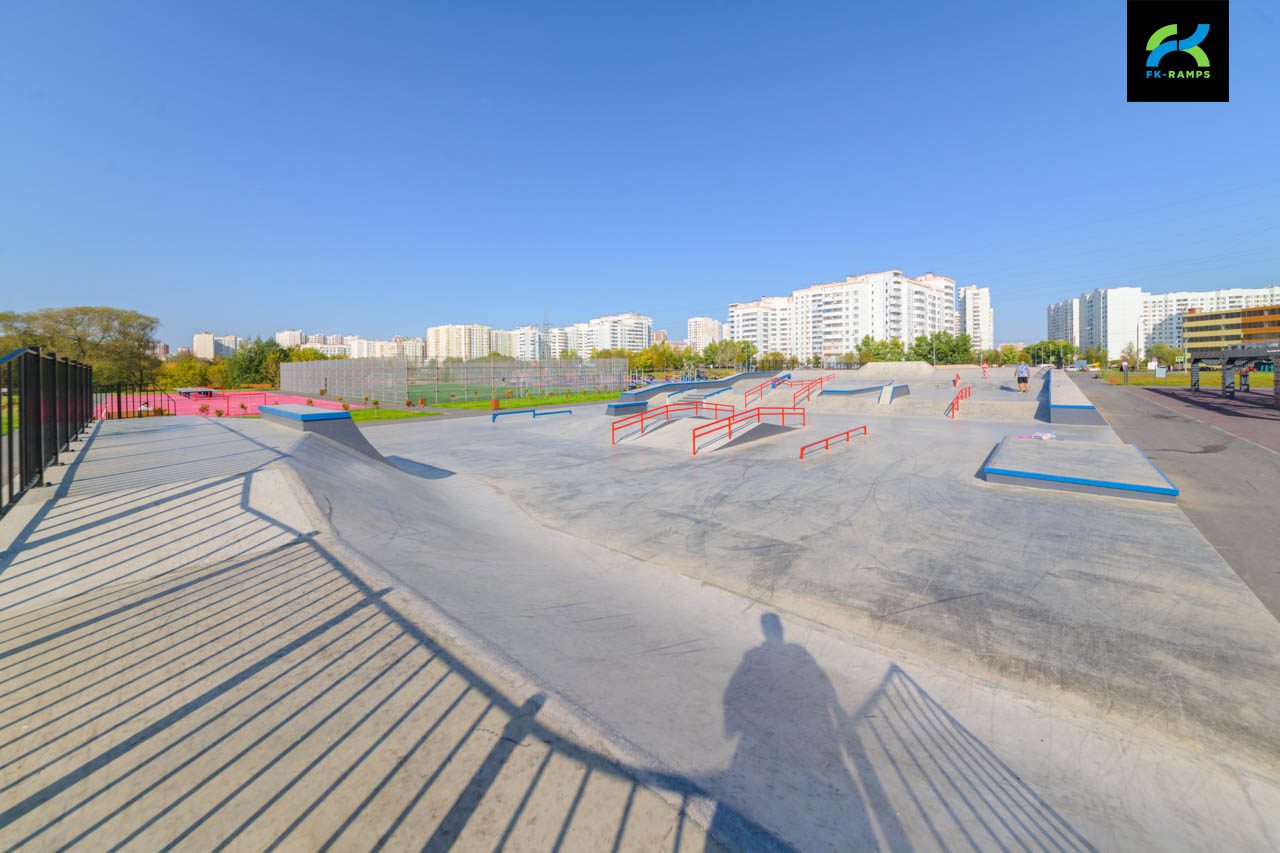 Бетонный скейт-парк на ул. Брусилова, Москва photo