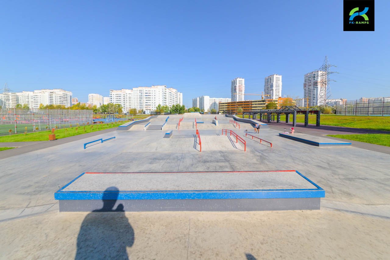 Бетонный скейт-парк на ул. Брусилова, Москва photo