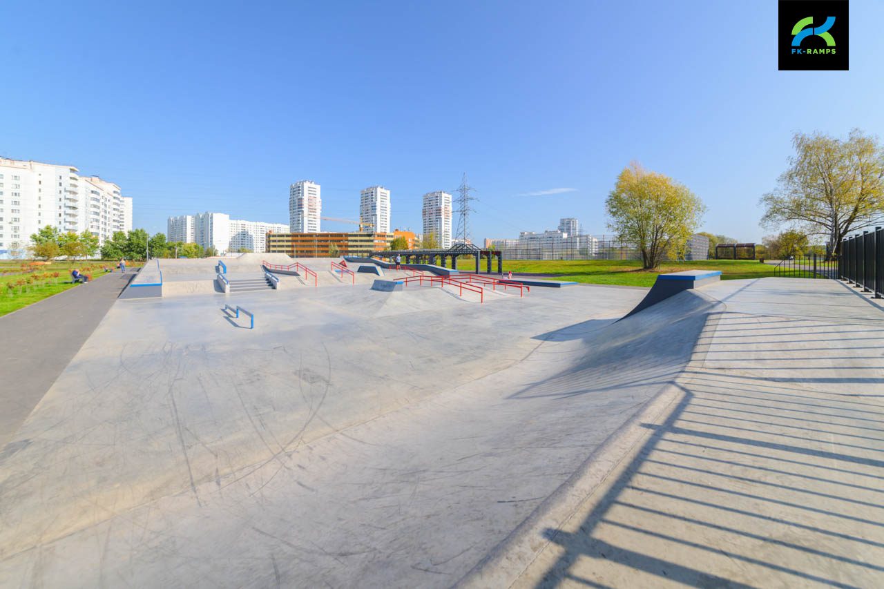 Бетонный скейт-парк на ул. Брусилова, Москва photo