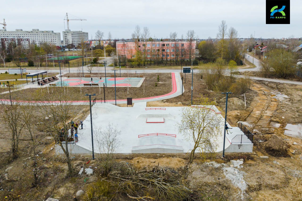 Бетонный скейт-парк в Коммунаре photo