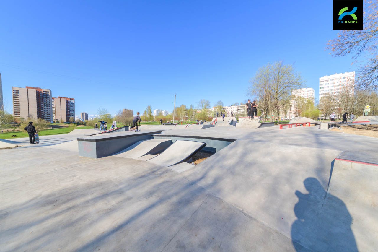 Бетонный скейт-парк на ул. Добровольцев (СПб) photo