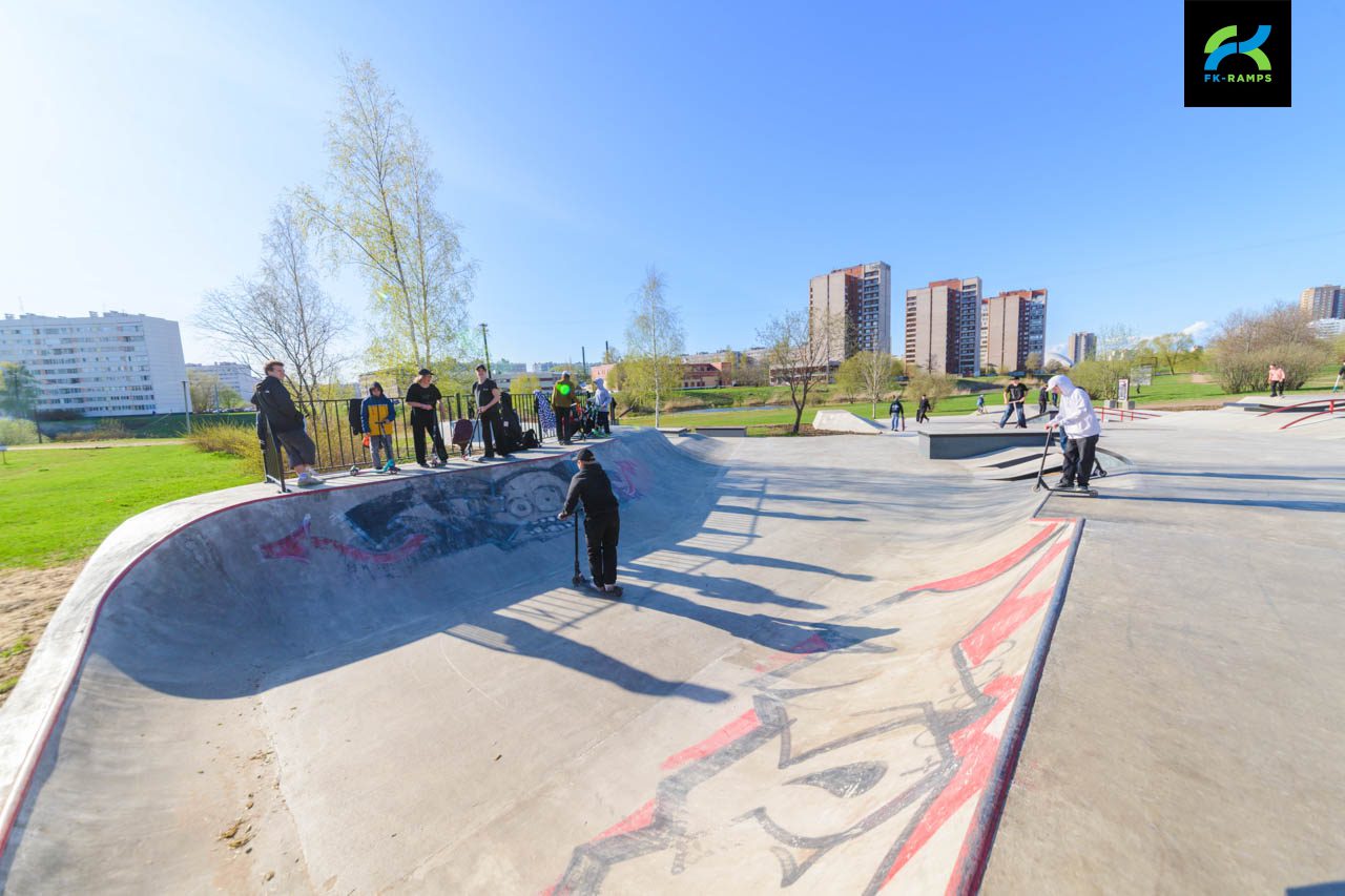 Бетонный скейт-парк на ул. Добровольцев (СПб) photo