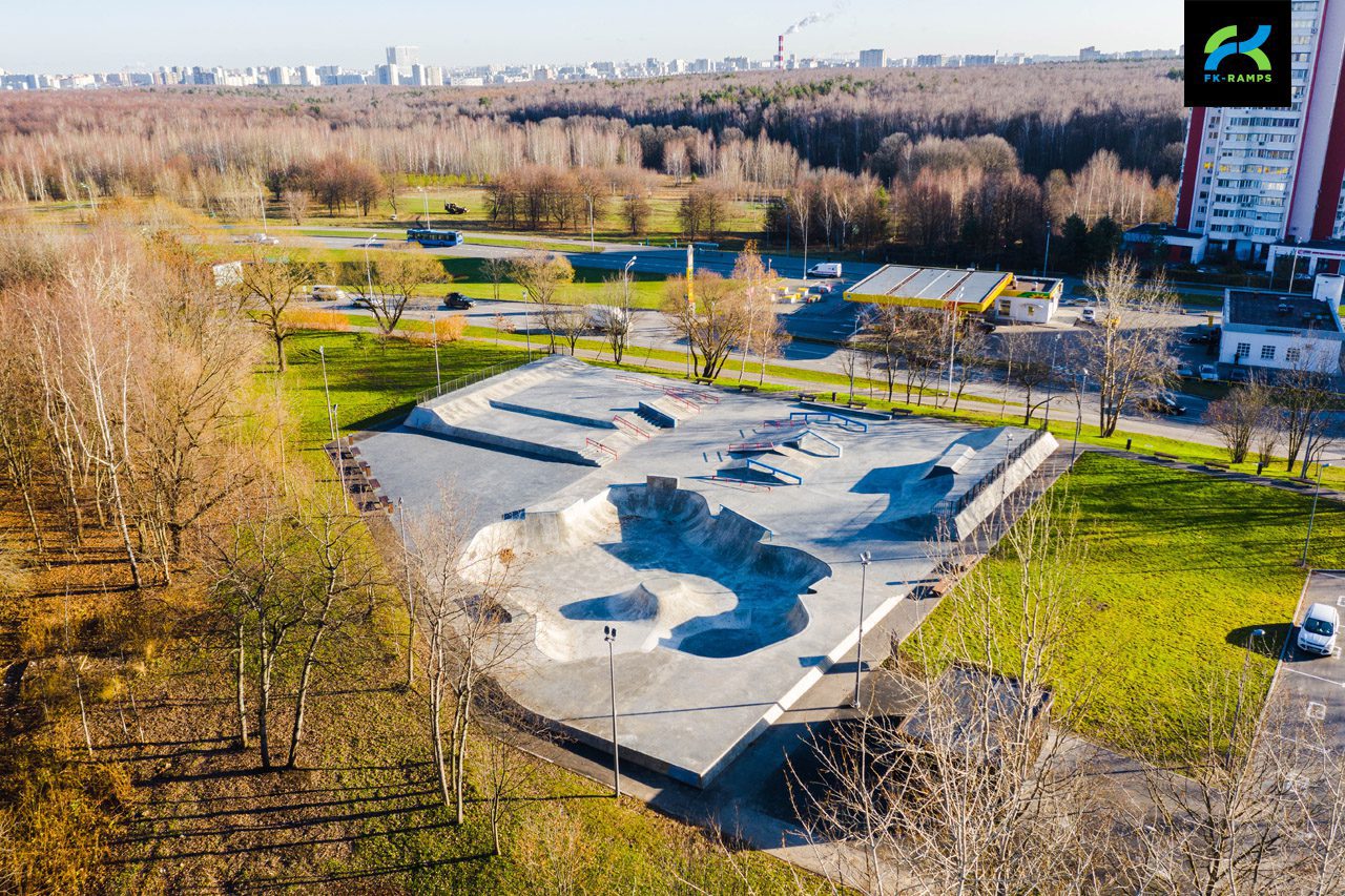 Бетонный скейт-парк на Айвазовского (Москва) photo