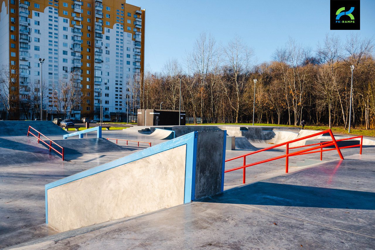 Бетонный скейт-парк на Айвазовского (Москва) photo