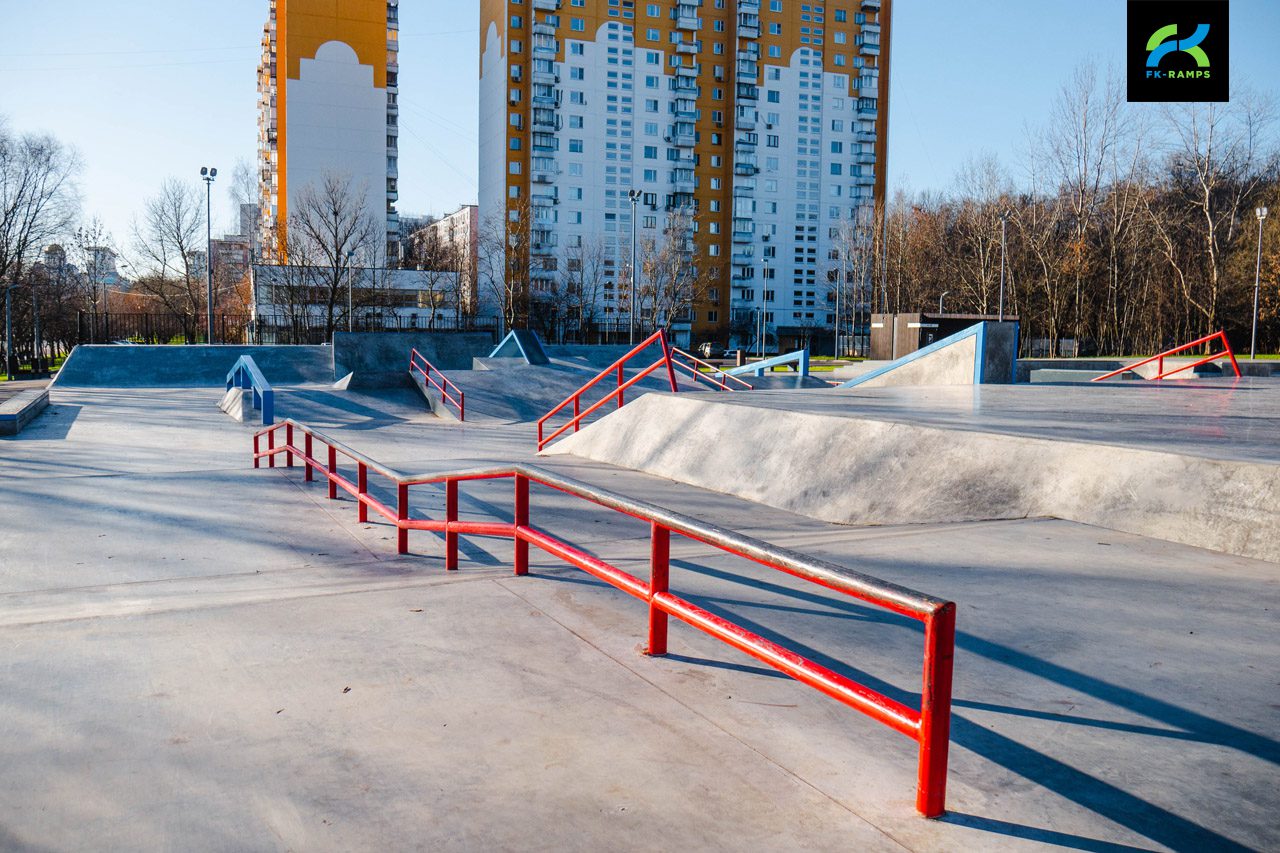 Бетонный скейт-парк на Айвазовского (Москва) photo