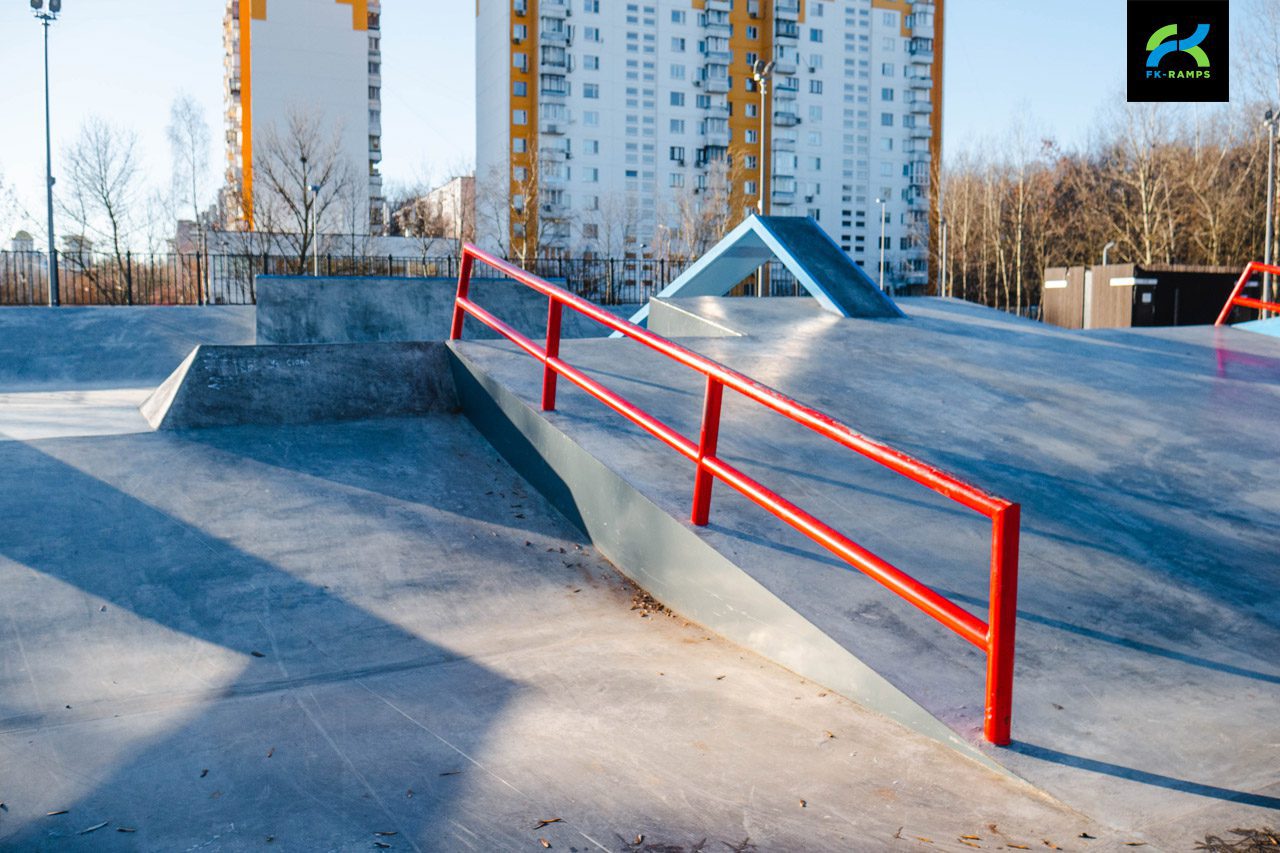 Бетонный скейт-парк на Айвазовского (Москва) photo