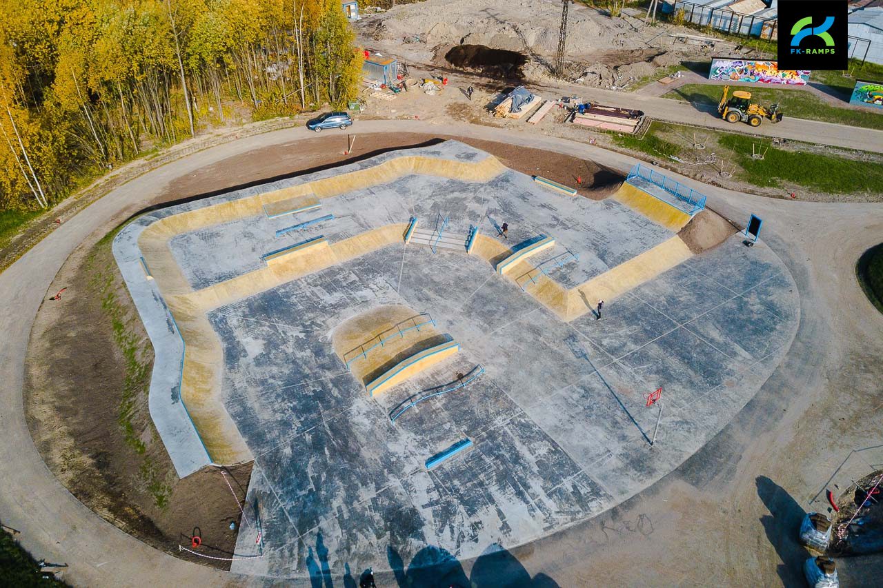 Бетонный скейт-парк в Металлострое photo