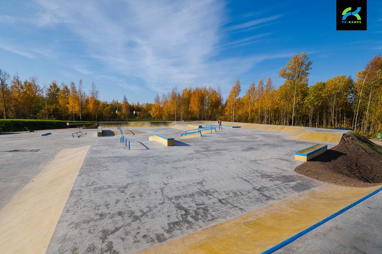 Бетонный скейт-парк в Металлострое photo